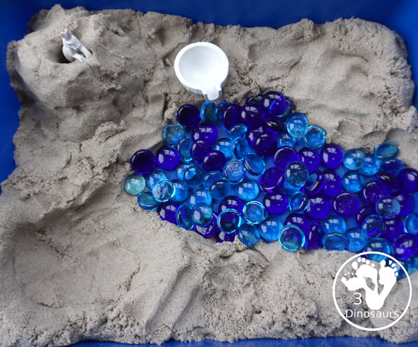 Kinetic Sand Arctic Animals Themed Sensory Bin - a fun small play sensory bin for the arctic animals with glass gems, arctic toob and kinetic sand - 3Dinosaurs.com