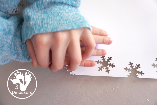 Snowflake Wreath - a simple snowflake themed wreath you can make in the winter - 3Dinosaurs.com