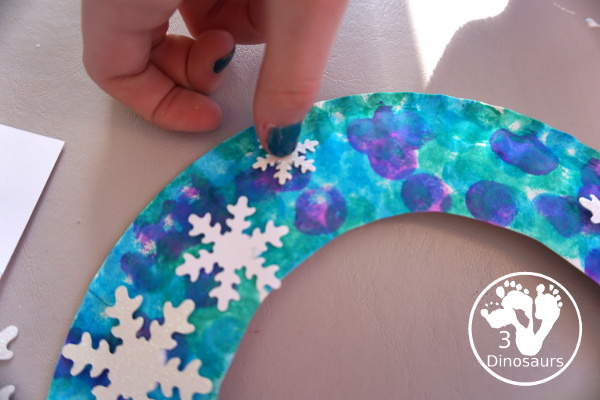 Snowflake Wreath - a simple snowflake themed wreath you can make in the winter - 3Dinosaurs.com