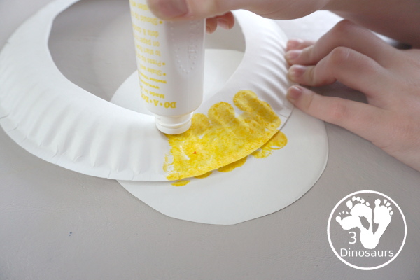 Lunar New Year Wreath Craft for kids - a simple paper plate wreath you can make with kids for the lunar new year and Chinese New year with a red lantern theme - 3Dinosaurs.com