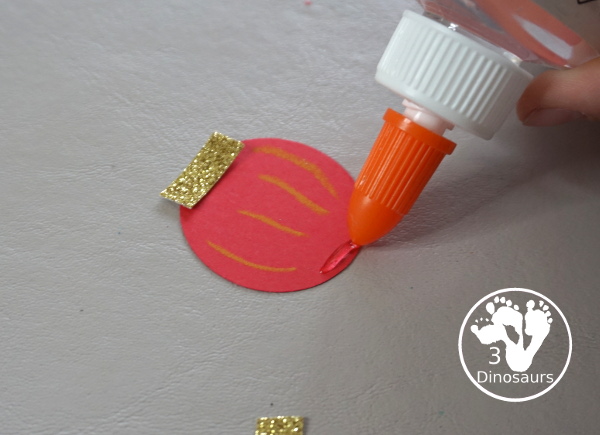 Lunar New Year Wreath Craft for kids - a simple paper plate wreath you can make with kids for the lunar new year and Chinese New year with a red lantern theme - 3Dinosaurs.com