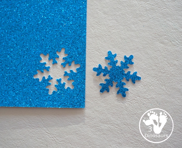 Easy to Make Glitter Snowflake Wreath Craft for kids - You have a simple craft with just a few items to make this winter wreath - 3Dinosaurs.com