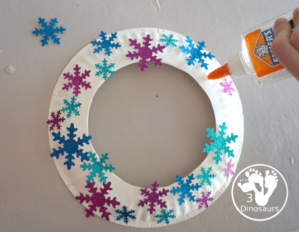 Easy to Make Glitter Snowflake Wreath Craft for kids - You have a simple craft with just a few items to make this winter wreath - 3Dinosaurs.com