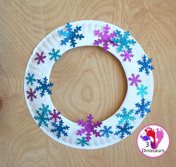 Easy to Make Glitter Snowflake Wreath Craft for kids - You have a simple craft with just a few items to make this winter wreath - 3Dinosaurs.com
