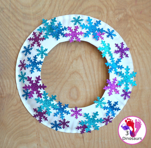 Easy to Make Glitter Snowflake Wreath Craft for kids - You have a simple craft with just a few items to make this winter wreath - 3Dinosaurs.com