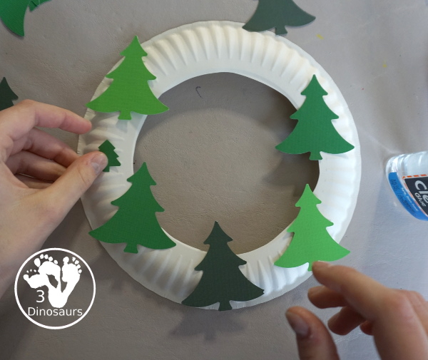 Winter Evergreen Tree Wreath Craft - a fun winter theme wreath with evergreen trees with white q-tip painting a fun craft for prek and kindergarten - 3Dinosaurs.com