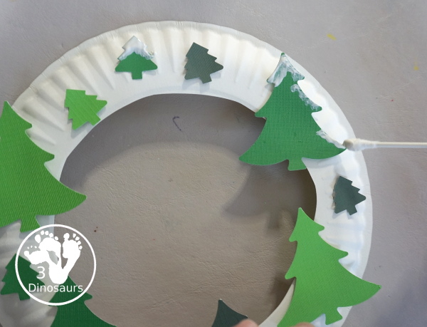 Winter Evergreen Tree Wreath Craft - a fun winter theme wreath with evergreen trees with white q-tip painting a fun craft for prek and kindergarten - 3Dinosaurs.com