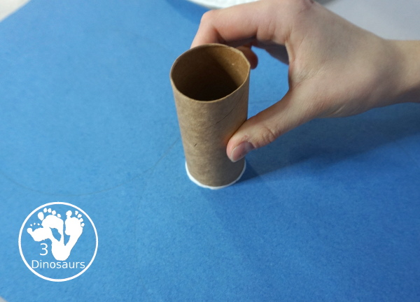 Paper Roll Snowman painting for kids - a fun snowman made by painting with paper rolls. A simple winter craft that kids of different ages can do. It is simple to set up and do.