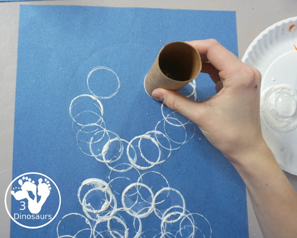 Paper Roll Snowman painting for kids - a fun snowman made by painting with paper rolls. A simple winter craft that kids of different ages can do. It is simple to set up and do.