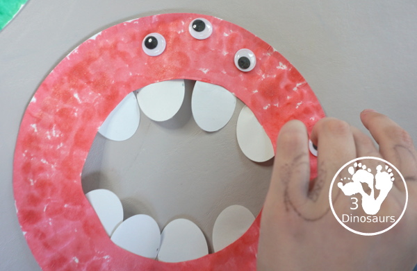 Monster Paper Plate Wreath - Easy to make paper plate monster wreath a great craft for Halloween - 3Dinosaurs.com