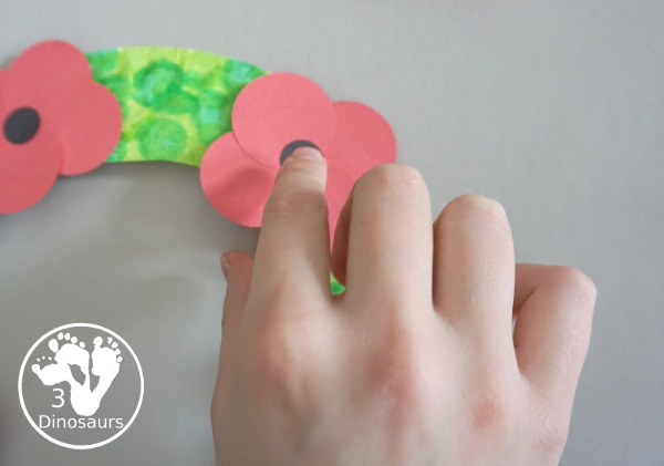 Poppy Flower Wreath Craft for Kids for Veteran's Day. A great way to remember veterans and all they have done. These are great to make for remembrance days, veterans day and memorial day - 3Dinosaurs.com