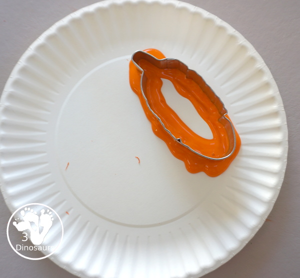 Turkey Feather Scrap Painting for Kids - a fun turkey craft made with a cookie cutter feather and construction paper. A fun painting idea with feathers for a Thanksgiving craft for kids in preschool, prek, and kindergarten. 3Dinosaurs.com