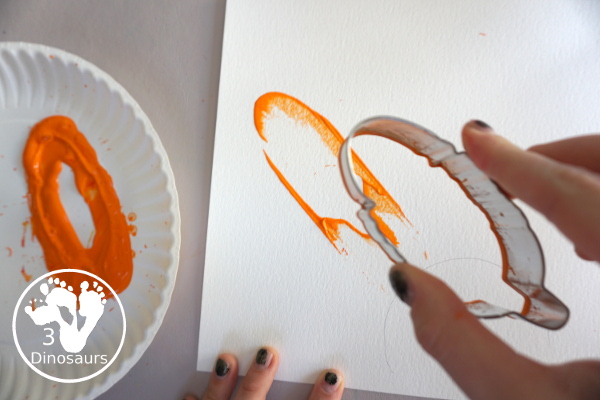 Turkey Feather Scrap Painting for Kids - a fun turkey craft made with a cookie cutter feather and construction paper. A fun painting idea with feathers for a Thanksgiving craft for kids in preschool, prek, and kindergarten. 3Dinosaurs.com