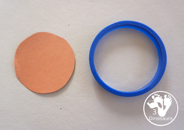 Turkey Feather Watercolor Painting for Kids - a fun turkey craft made with a cookie cutter feather and construction paper. A fun watercolor painting idea with feathers for a Thanksgiving craft for kids in preschool, prek, and kindergarten. 3Dinosaurs.com