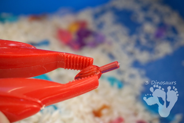 Christmas Lights & Rice Sensory Bin - simple and easy to set up sensor bin for kids to play in and great for sensory play - 3Dinosaurs.com