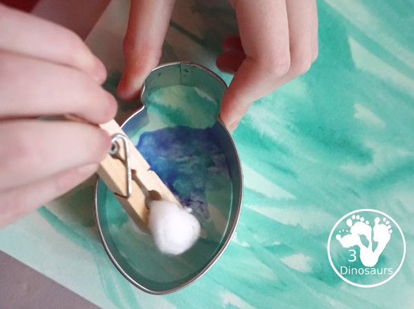 Cookie Cutter: Christmas Lights Painting - super easy way to paint Christmas lights with watercolors and paint - 3Dinosaurs.com  