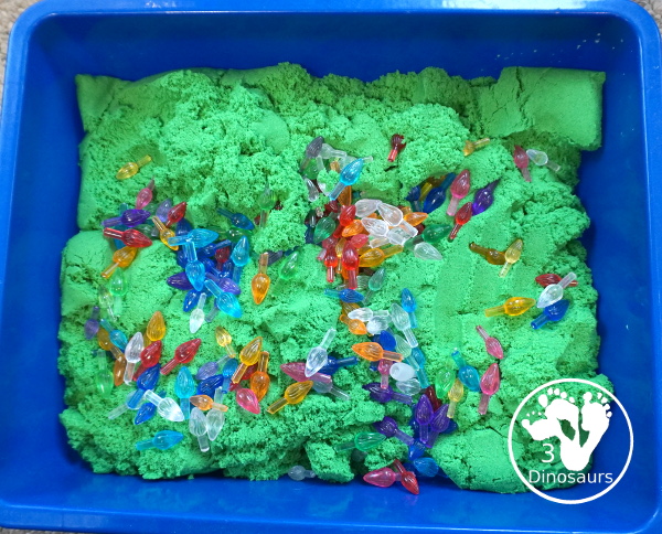 Christmas Lights and Kinetic Sand Sensory Bin - a fun sensory bin with green kinetic sand and Christmas lights for kids to play in and explore. - 3Dinosaurs.com