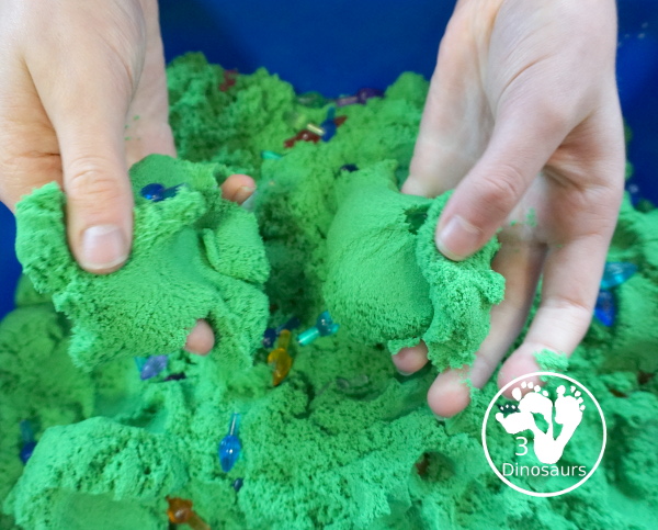 Christmas Lights and Kinetic Sand Sensory Bin - a fun sensory bin with green kinetic sand and Christmas lights for kids to play in and explore. - 3Dinosaurs.com