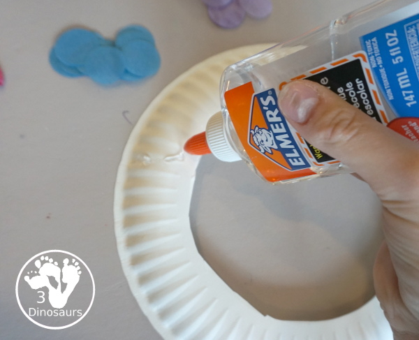 Confetti Wreath Craft for New Years - a fun tissue paper wreath craft that makes a fun confetti wreath for kids - 3Dinosaurs.com