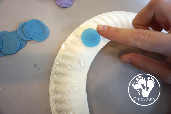 Confetti Wreath Craft for New Years - a fun tissue paper wreath craft that makes a fun confetti wreath for kids - 3Dinosaurs.com