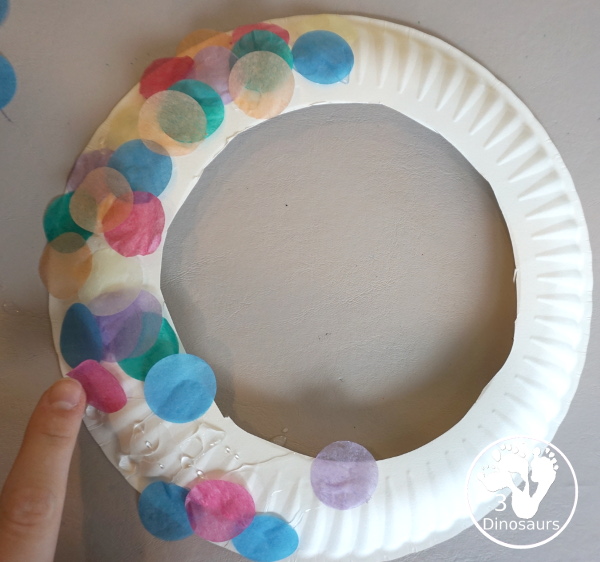 Confetti Wreath Craft for New Years - a fun tissue paper wreath craft that makes a fun confetti wreath for kids - 3Dinosaurs.com