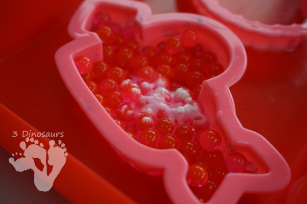 Water beads, Vinegar & Baking Soda STEM - hands-on experiment for kids to try and learn about water flow in and out of water beads - 3Dinosaurs.com