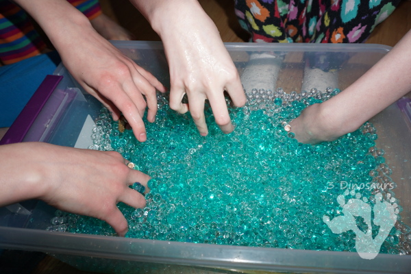 Easy To Make St Patricks Day Water Bead Sensory Bin - loads of search and find the gold fun in this sensory bin! - 3Dinosaurs.com
