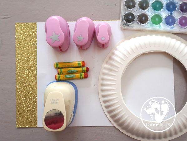 Lunar Eclipse Night Sky Wreath Craft - a fun blood red moon in a night sky wreath for the lunar eclipse A simple lunar eclipse craft for kids. 3Dinosaurs.com