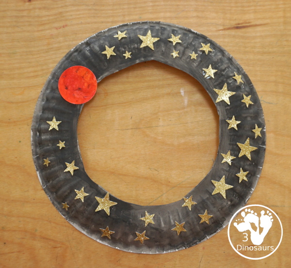 Lunar Eclipse Night Sky Wreath Craft - a fun blood red moon in a night sky wreath for the lunar eclipse A simple lunar eclipse craft for kids. 3Dinosaurs.com