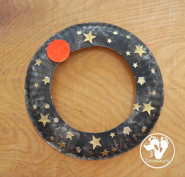 Lunar Eclipse Night Sky Wreath Craft - a fun blood red moon in a night sky wreath for the lunar eclipse A simple lunar eclipse craft for kids. 3Dinosaurs.com