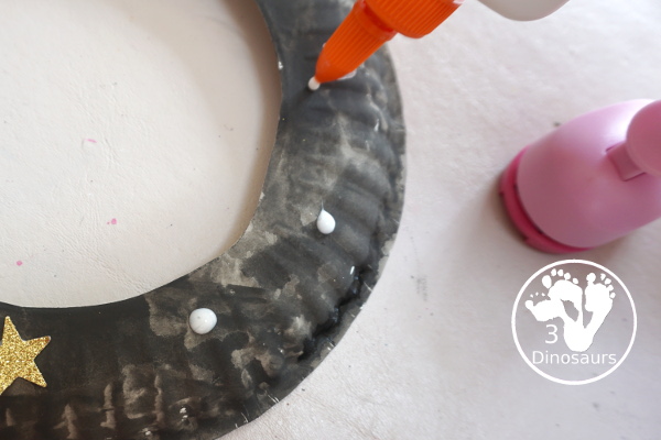 Lunar Eclipse Night Sky Wreath Craft - a fun blood red moon in a night sky wreath for the lunar eclipse A simple lunar eclipse craft for kids. 3Dinosaurs.com