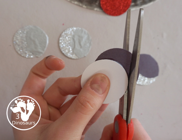 Lunar Eclipse Sequencing Wreath Craft - a fun wreath to show the parts of the lunar eclipse for kids. - 3Dinosaurs.com