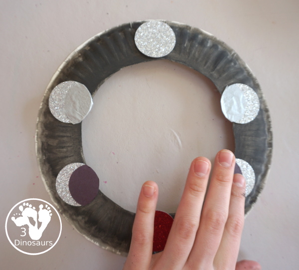 Lunar Eclipse Sequencing Wreath Craft - a fun wreath to show the parts of the lunar eclipse for kids. - 3Dinosaurs.com