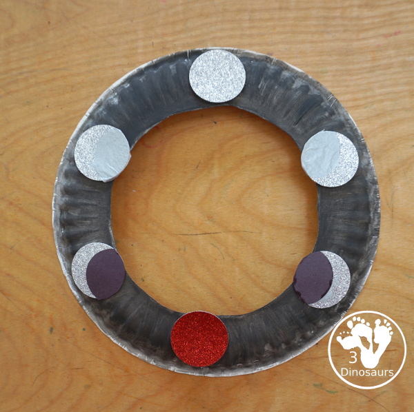 Lunar Eclipse Sequencing Wreath Craft - a fun wreath to show the parts of the lunar eclipse for kids. - 3Dinosaurs.com