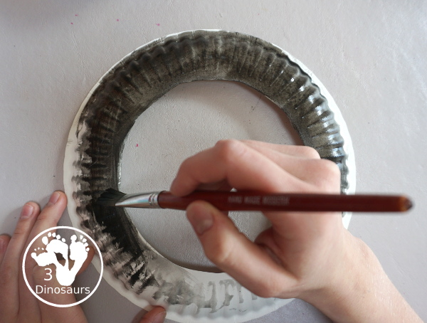 Lunar Eclipse Sequencing Wreath Craft - a fun wreath to show the parts of the lunar eclipse for kids. - 3Dinosaurs.com