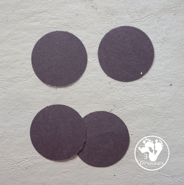 Lunar Eclipse Sequencing Wreath Craft - a fun wreath to show the parts of the lunar eclipse for kids. - 3Dinosaurs.com