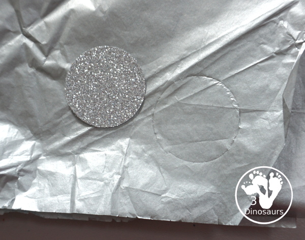 Lunar Eclipse Sequencing Wreath Craft - a fun wreath to show the parts of the lunar eclipse for kids. - 3Dinosaurs.com