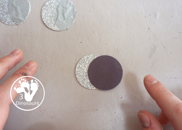 Lunar Eclipse Sequencing Wreath Craft - a fun wreath to show the parts of the lunar eclipse for kids. - 3Dinosaurs.com