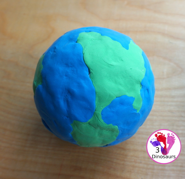 Model Magic Earth Craft - a super simple craft that different ages can make that works great for a fine motor craft for Earth Day or learning about space - 3Dinosaurs.com
