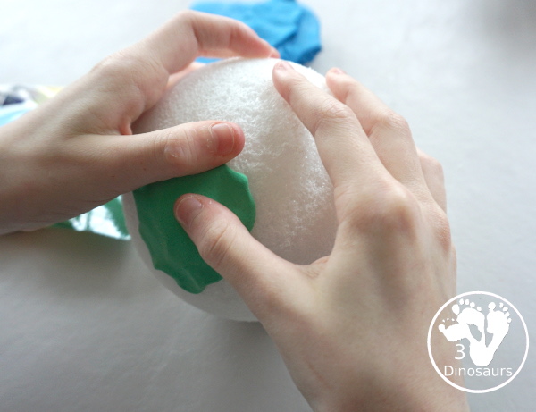 Model Magic Earth Craft - a super simple craft that different ages can make that works great for a fine motor craft for Earth Day or learning about space - 3Dinosaurs.com