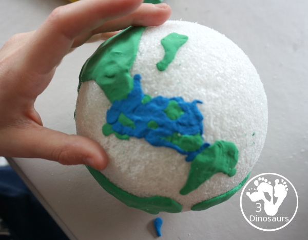 Model Magic Earth Craft - a super simple craft that different ages can make that works great for a fine motor craft for Earth Day or learning about space - 3Dinosaurs.com