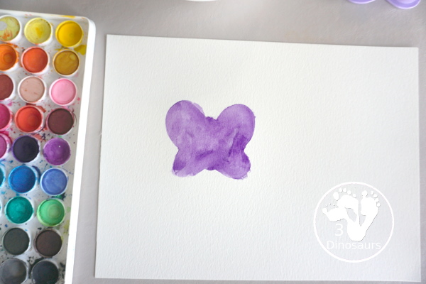 Butterfly Watercolor Painting With Cooke Cutter - A super simple watercolor painting you can do with butterfly cookie cutters and watercolor paints. You can have fun with this spring theme - 3Dinosaurs.com