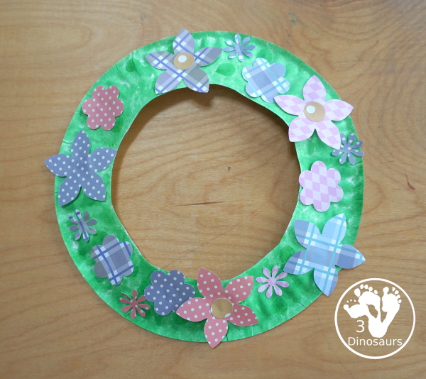 Flower Scrapbook Paper Wreath Craft - a paper plate wreath made with dot markers and scrapbook paper to make this flower wreath - 3Dinosaurs.com