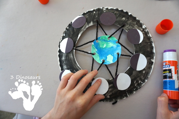 Easy to Make Phases Of the Moon Wreath - easy way to make a phases of the moon wreath for a space themed craft - 3Dinosaurs.com