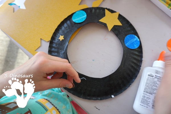 A Fun Space Theme Wreath - make a paper plate wreath with a space theme that has planets and stars - 3Dinosaurs.com 