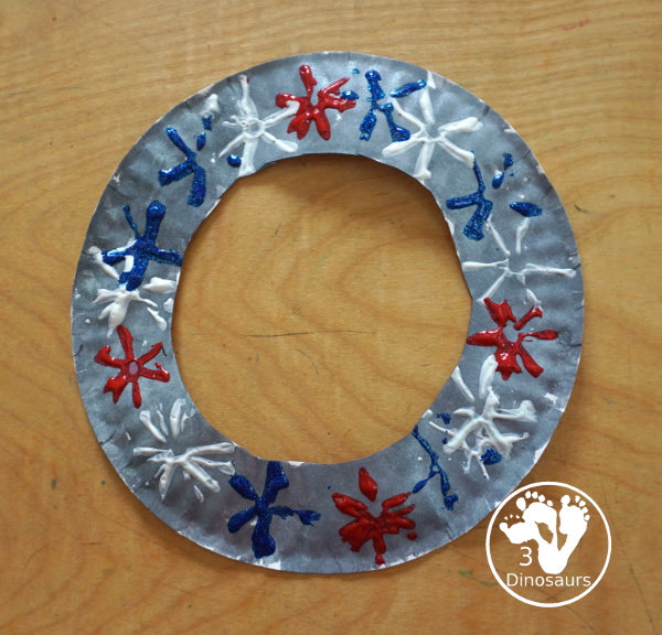 Red, White & Blue Straw Painted Fireworks Wreath - a fun firework themed wreath for the Fourth of July with red, white, and blue colors. A simple painting craft you can do with kids. - 3Dinosaurs.com