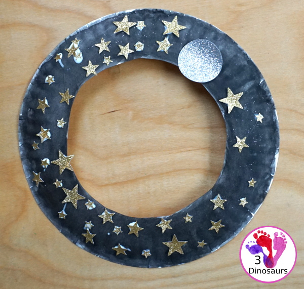 A Fun Night Sky Theme Wreath - make a paper plate wreath with a night sky wreath with a moon and stars - 3Dinosaurs.com 