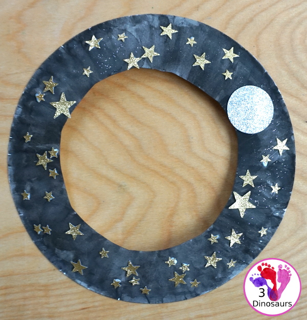 A Fun Night Sky Theme Wreath - make a paper plate wreath with a night sky wreath with a moon and stars - 3Dinosaurs.com