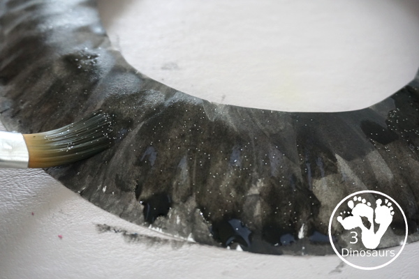 A Fun Night Sky Theme Wreath - make a paper plate wreath with a night sky wreath with a moon and stars - 3Dinosaurs.com 