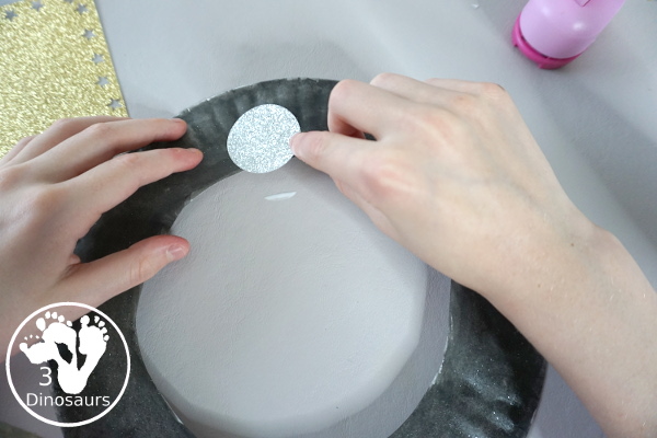 A Fun Night Sky Theme Wreath - make a paper plate wreath with a night sky wreath with a moon and stars - 3Dinosaurs.com 